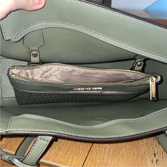 Michael Kors Green Tote and Pouch Set - Picture 11 of 14